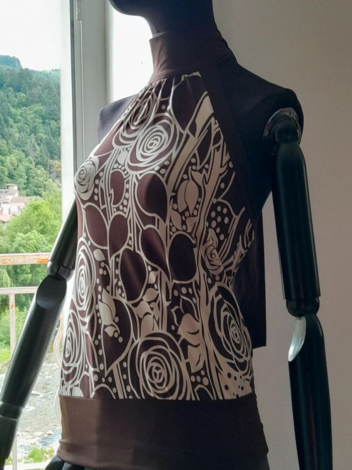 Top moulant dos nu avec noeud au cou motif fleurs marron et blanc col montant - photo numéro 3