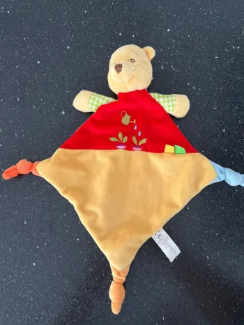 Peluche doudou Winnie, l’ourson, rouge jaune, vert, légumes, carottes, radis, arrosoir