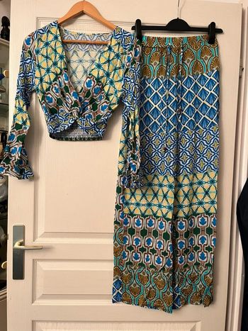 Ensemble Zara crop top cache cœur et bas de pantalon bleu et multicolore  Taille xs et