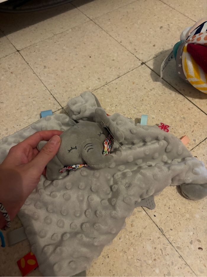 Lot doudou et hochet éléphant - photo numéro 3