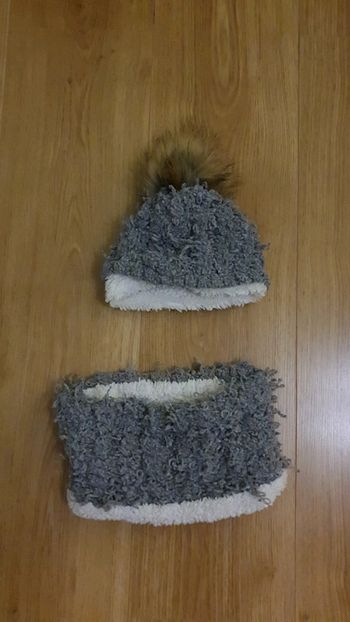 ensemble bonnet et tour de cou gris doux