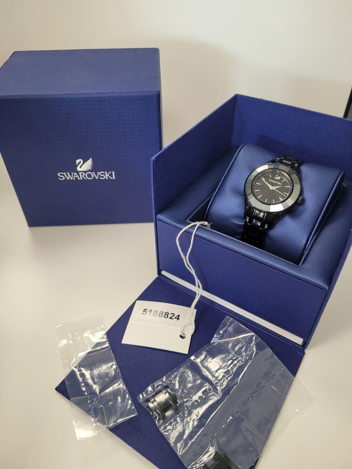 Vends montre femme swarovski alegria quartz neuve (5188824) fabriquée en suisse en acier inoxydable. 
Boitier 33 mm, vendez due avec 2 mailles supplémentaires et garantie - photo numéro 6