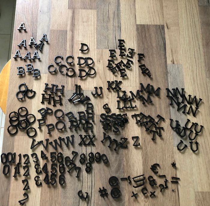 Tableau d'affichage avec lettres noires - photo numéro 2