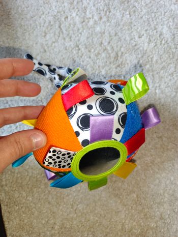 Balle d'activité bébé à grelot et étiquettes