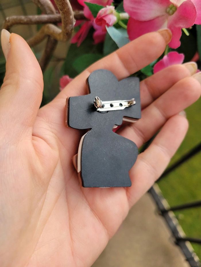 Broche dame au grand chapeau marron - photo numéro 6