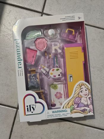 Coffret vêtements poupée disney neuf ily raiponce