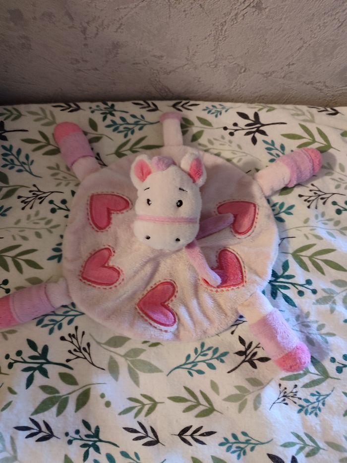 Doudou girafe coeurs