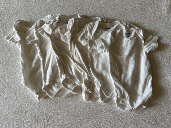 Lot 6 bodies manche courte blancs Kiabi 3 mois