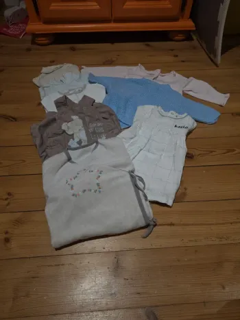 Lot de 8 vêtements diverse en 3 mois.