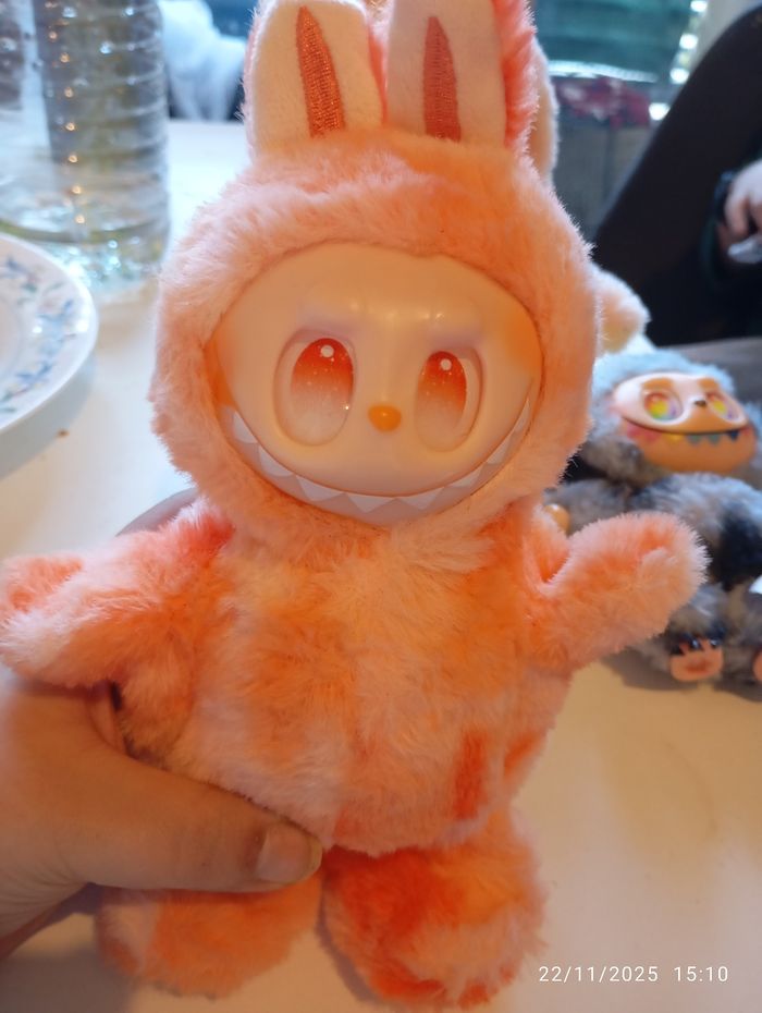 Labubu qui marche et s'allume