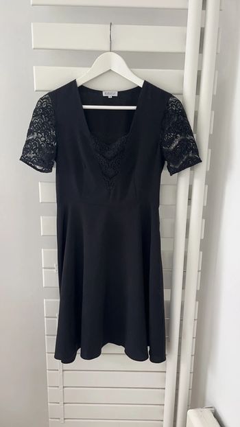 Robe cintrée dentelle Claudie Pierlot S comme neuve