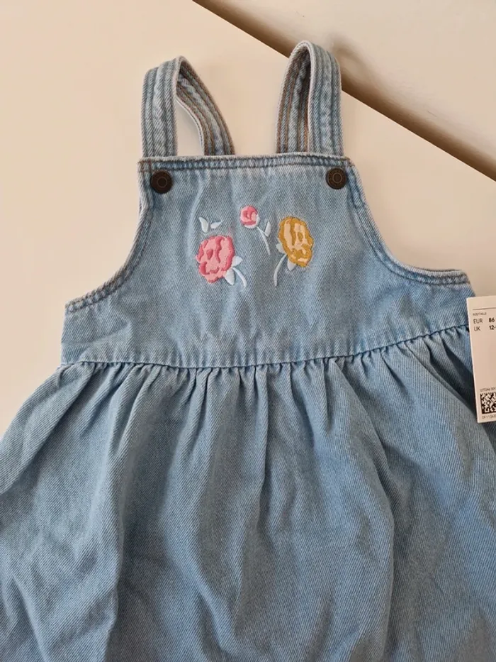 Robe salopette denim fleur brodé 12-18mois neuve H&M - photo numéro 3