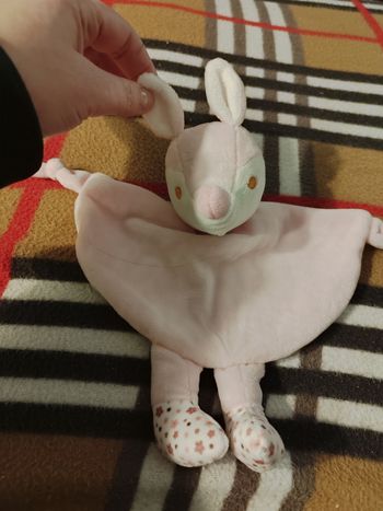 Doudou lapin rose pieds fleurs