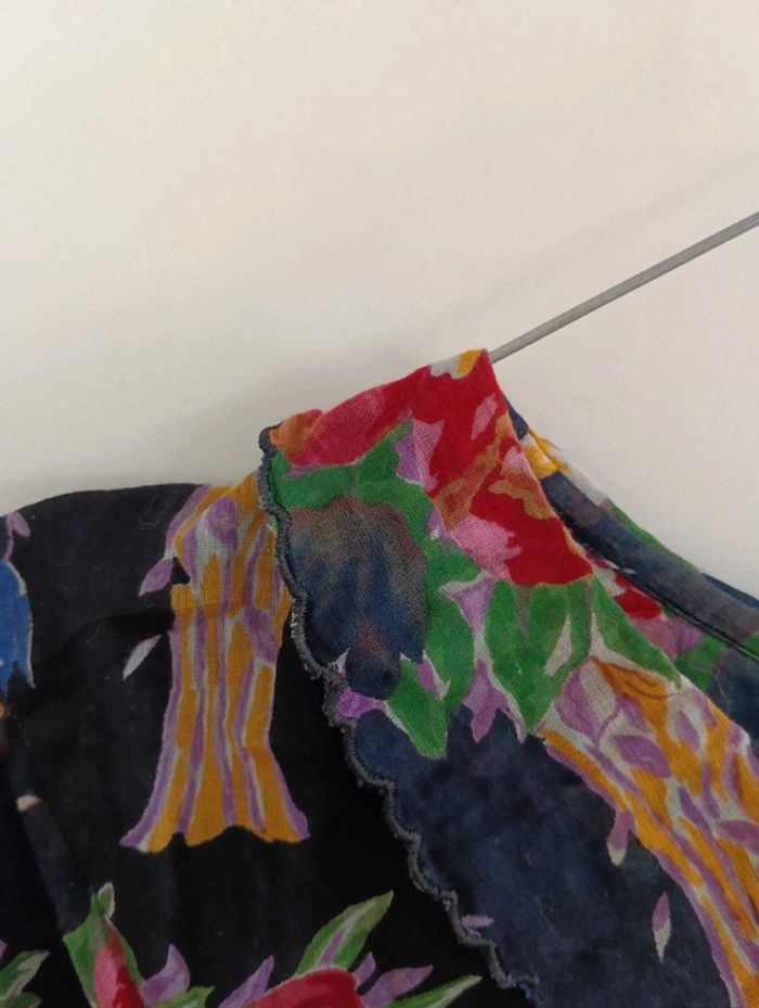 Robe vintage fleurie multicolore.
Fond noir. - photo numéro 6