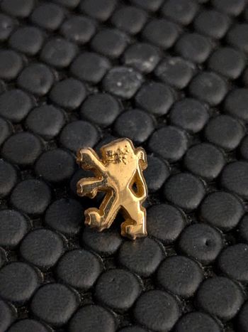 Micro-pin's logo Peugeot doré