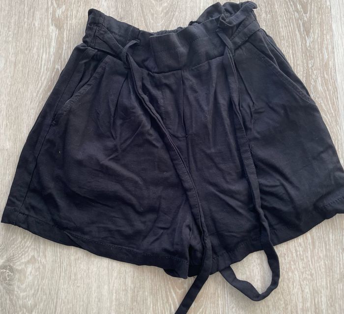 Short noir  bershka taille XS neuf - photo numéro 2