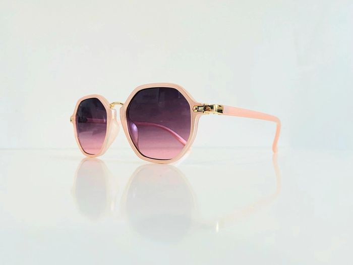 Lunette de soleil femme hexagonale rose verres dégradés UV protection catégorie 3