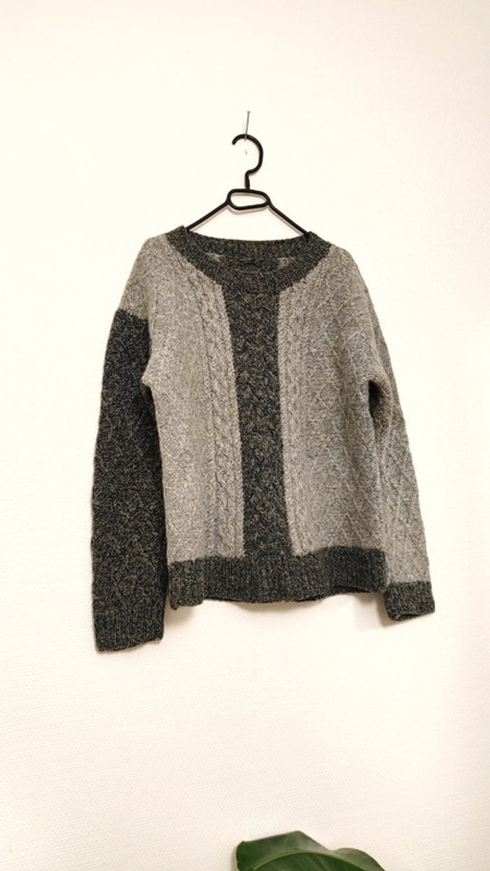 Gros pull hiver en laine torsadée tricoté main bicolore gris foncé et gris clair col rond - photo numéro 4