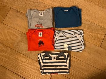 Lot de 5 bodies manche courte petit bateau 3 mois très bon état