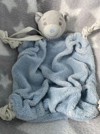 Doudou ours plat Kaloo plume bleu 