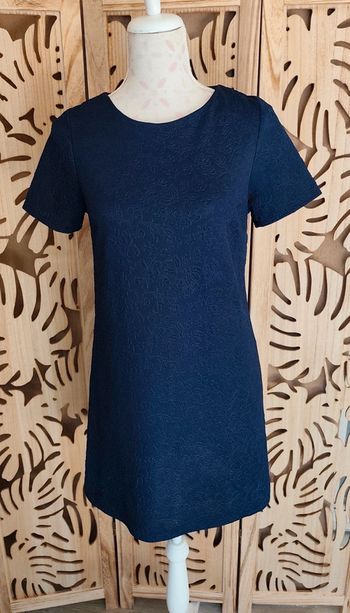 Mini-robe bleu marine à motif floral en relief Taille S Atmosphère