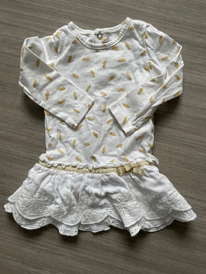 Robe avec plumes dorées