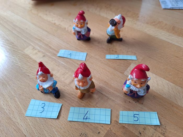 kinder surprise figurine nain