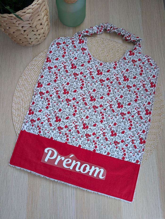 Serviette de cantine rouge fleurie