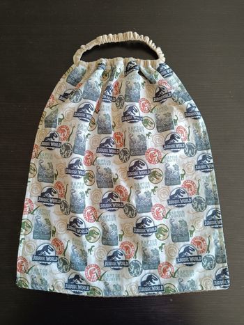 Bavoir maternelle motif licence Jurassic World