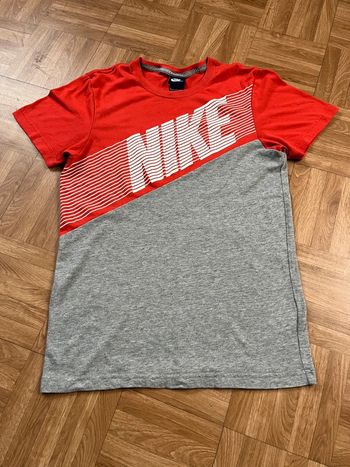 T-shirt gris et rouge vintage Nike