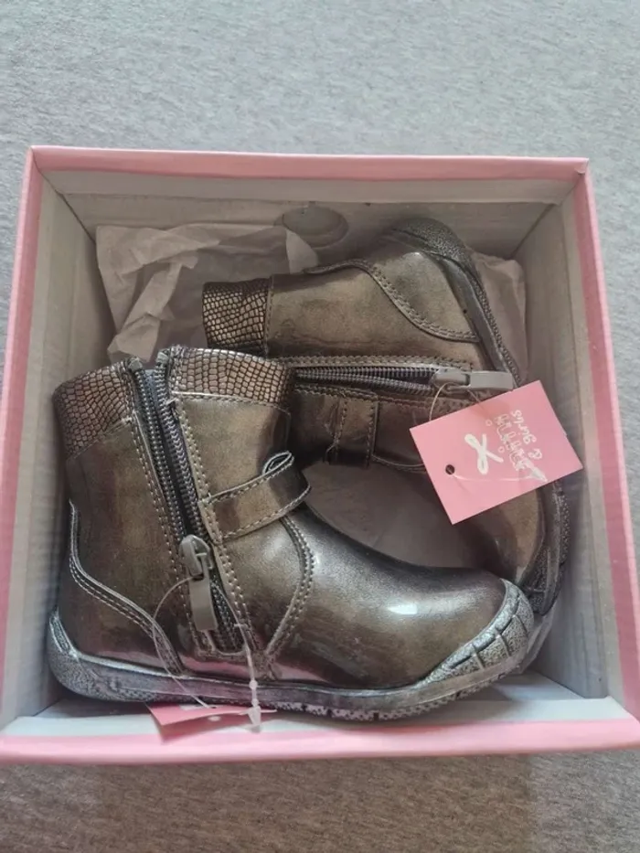 Paire de chaussures fille neuve jamais portées