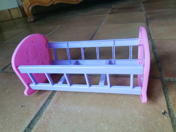 Lit rose et violet en plastique pour poupon