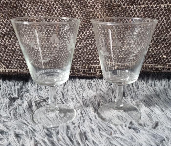 Lot 2 verres à pieds avec gravure