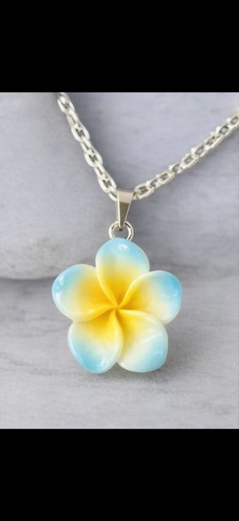 Collier avec pendentif fleur Hawaï monoi bleu