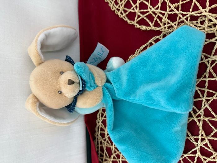 Doudou pantin Lapin Luminescent avec son mouchoir bleu beige blanc Baby Nat - photo numéro 4