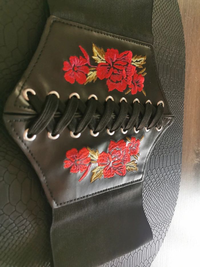 Corset style Vintage noir et fleurs rouges - photo numéro 2