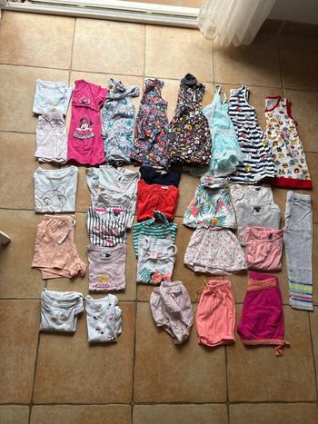 Lot de 28 vêtements en 2 ans