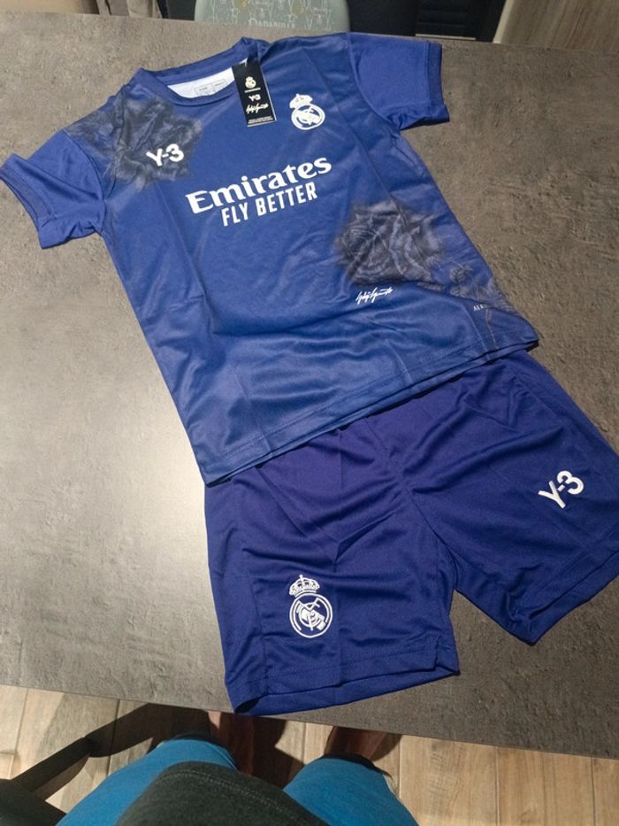 Tenue foot Real Madrid violet 120 ans. T.26