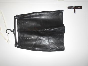 jupe courte  noir en cuir taille40