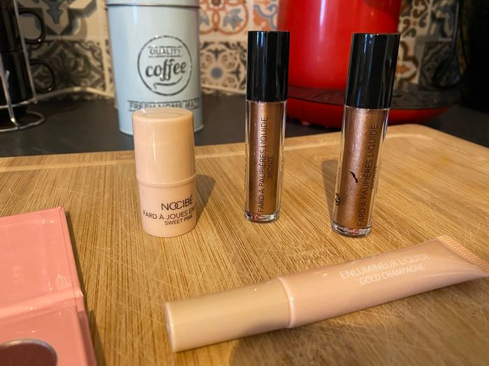 Lot de produits de maquillage Nocibé : Palette de fards à paupières, blush/fard à joues, enlumineur - photo numéro 3