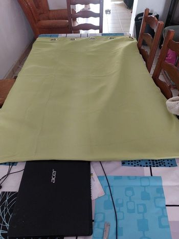 Une paire de rideaux vert pomme 