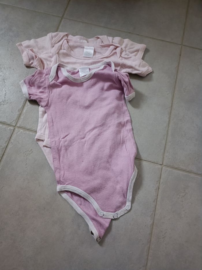 Lot de 6 bodies manches courtes pour fille, taille 18 mois, divers marque - photo numéro 4