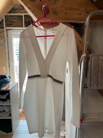 Robe blanche sexy avec col couvert