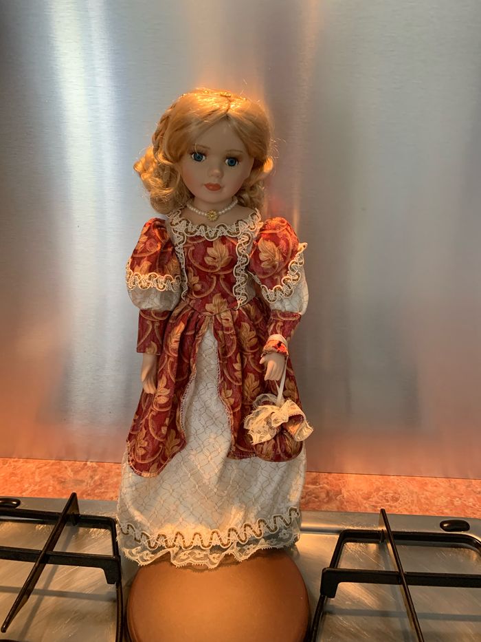 Poupée porcelaine