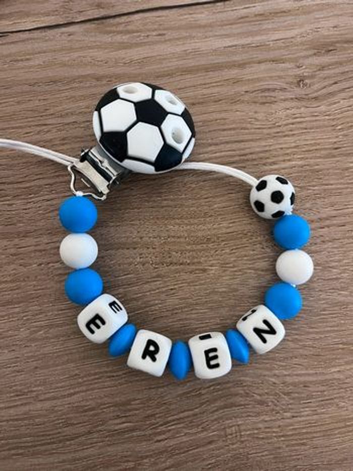 Attache tétine foot