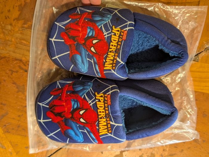Chausson spiderman t 30 31 neuf