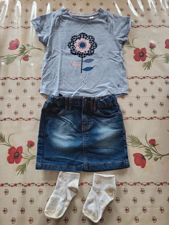 Ensemble jupe tee shirt chaussettes