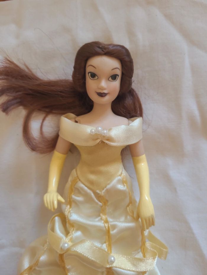 Belle, la princesse de disney en robe de bal - photo numéro 2