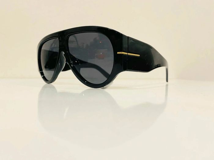 Lunette de soleil mixte noire et dorée bras large taille large - photo numéro 5