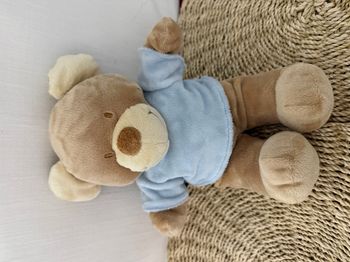 Doudou Ours beige tee shirt bleu Pommette